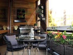 تزئین تراس سبز کوچک با فلاورباکس و میز و نیمکت گلدان دیوار چوبی چوب پلاست دروس green small terrace flower box
