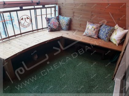 تزئین تراس کوچک با چوب طبیعی نمای نیمکت چوبی و کف چمن در بالکن تهران الهیه