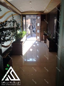 فلاورباکس گلدان چوبی داخلی لابی ساختمان مسکونی کامرانیه تهران گل های آگلونما و درختچه یاس هلندی