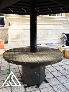 آلاچیق تک پایه چوبی چوب پلاست و میز گرد در حیاط ساختمان مسکونی زرافشان
