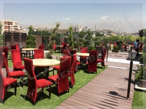 میز و مبلمان بر روی رستوران بام امیرآباد تهران راهروی چوبی و فضای سبز بر روی روف گاردن