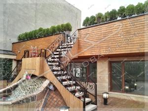 آبنما و نمای چوبی ترموود و درختچه روی پشت بام پروژه روف گاردن زعفرانیه تهران