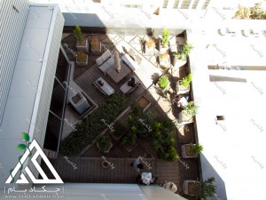 طراحی فضای سبز تراس کرج در حین اجرا شامل فلاورباکس گل درخت گلدان چتر و میز و نیمکت محوطه و آبنما