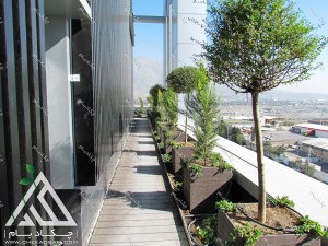 طراحی فضای سبز تراس کرج پس از اجرا شامل فلاورباکس گل درخت گلدان راهروی چوبی