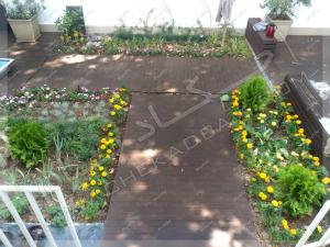 نمای حیاط با کف سازی چوبی متریال چوب پلاستیک و طراحی باغچه ها الهیه تهران
